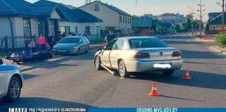 Мотоциклист стал объезжать поворачивающий автомобиль и ударился – мужчина в больнице с переломами