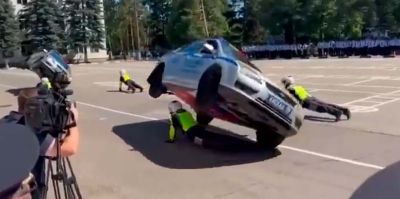 Служебный автомобиль рухнул на инспектора ГАИ во время показательных выступлений под Москвой