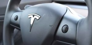 "Должна государству почти 29 000 рублей". Студентка "повесила" на себя Tesla, а налоговая это оценила