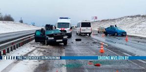 На трассе М6 у девушки в левой полосе заглох автомобиль. Пока она звонила специалистам, в нее врезался другой водитель