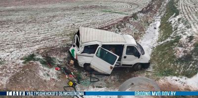 Бус превратился в "гармошку", слетев с дороги вблизи Ольшанки