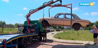 Женщину из Гродно целый год просили убрать старый Mercedes со двора, но она игнорировала письма. Что с ним будет дальше?