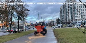 Коммунальные службы Гродно посыпают асфальт солью и песком