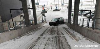 В Гродно мужчина не смог заехать на второй уровень "северной" парковки ТРК TRINITI. Вот почему в гололед лучше выбирать "южный" паркинг