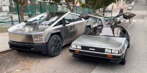 Владелец DeLorean поставил свою машину рядом с Tesla Cybertruck и сказал, что у этих автомобилей много общего