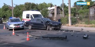 Две BMW не разъехались утром на ул. Кохановского в Гродно. Местные жители: "Тут вообще бермудский треугольник"
