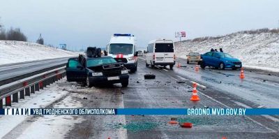 На трассе М6 у девушки в левой полосе заглох автомобиль. Пока она звонила специалистам, в нее врезался другой водитель