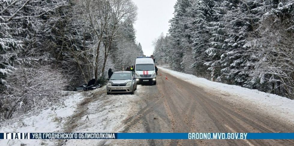 Коварство зимней дороги: под Ошмянами девушка врезалась в дерево и попала в больницу