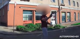 "Как с этим бороться?" Водитель поспорил с пешеходом в центре Гродно и делится видео