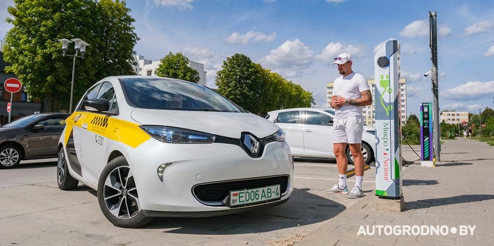 Частник в Гродно установил 5 зарядных станций за раз! Он рассказал, каково это было и когда их окупит
