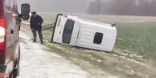 На трассе М6, вблизи деревни Бали, МАЗ неудачно опередил автобус. Девушка-пассажирка в больнице