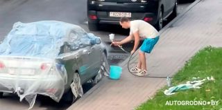 Белорус решил покрасить автомобиль прямо во дворе: это засняли на видео