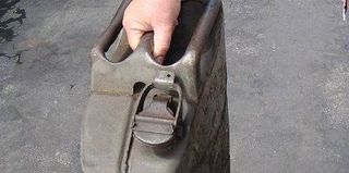 Тракторист 3 месяца сливал топливо для личных нужд. По статье ему грозит до 4-х лет лишения свободы 