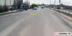 В Гродно мальчик побежал на красный прямо под BMW. Видео