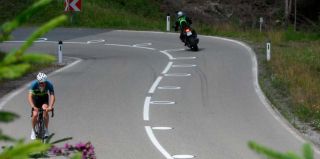 В Чехии тестируют новую разметку для мотоциклистов: угадайте, как она работает