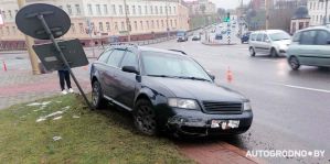 В Гродно минивэн отправил AUDI с ребенком в дорожный знак на Мостовой. Поиск очевидцев