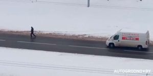 В Гродно водитель обеспечил защиту пьяному пешеходу, который чуть не попал под авто, а затем шел по проспекту Клецкова