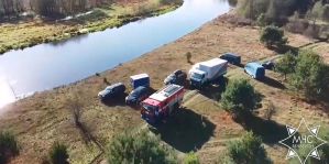 Из реки Щара вблизи Мостов поднимают тягач СТЗ-5 времен ВОВ