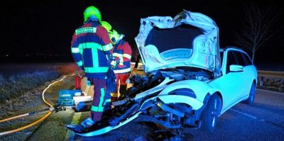 Mercedes двигался слишком быстро и врезался в трактор. Не спешите думать, что это ДТП произошло в Беларуси