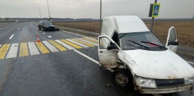 Водитель Lada Bogdan выехал на трассу М6 и столкнулся с BMW, который двигался в сторону Гродно. Есть пострадавший