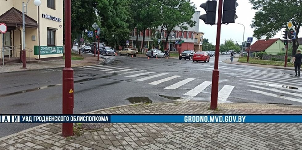 Оба двигались на зеленый, но на пешеходном переходе всегда прав пешеход. ДТП в Волковыске
