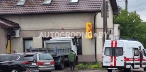 В Гродно грузовик въехал в стену продуктового магазина