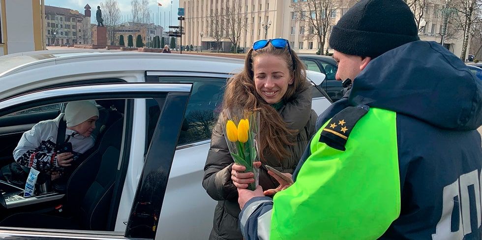 Фотофакт: на улицы Гродно вышли сотрудники ГАИ с цветами