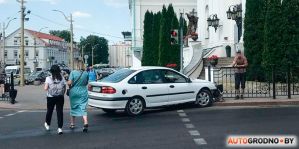 Парень едва не врезался в Фарный костел в Гродно: остановил забор