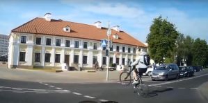 Почему опасно внезапное появление на переходе? Подборка видео из Гродно. Велосипедистам смотреть обязательно!