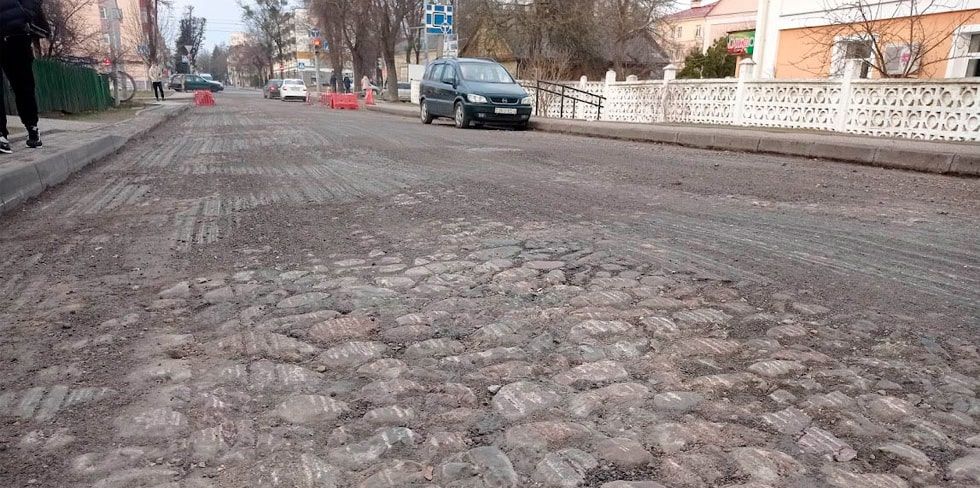 С понедельника и на месяц закрывают улицу Титова в Гродно, где под асфальтом обнаружили брусчатку