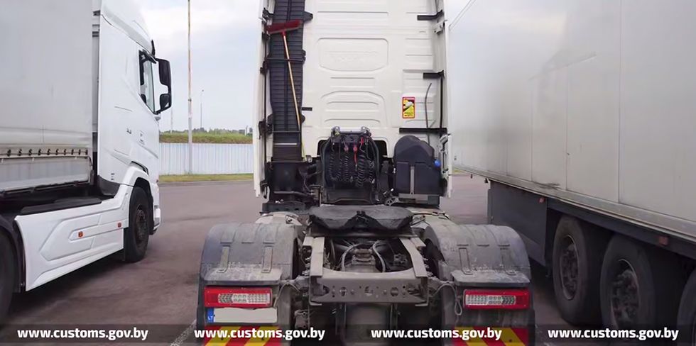 Водитель припрятал витамины, кофе, виски и рулетки для собак. А сейчас фирма может остаться без новенькой фуры