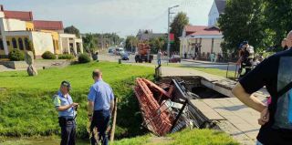 Автовышка рухнула с моста. Стали известны подробности