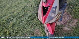 На деревенской дороге на парня наехал мопед. Почему за рулем оказался подросток и что сам парень делал на дороге, предстоит выяснить