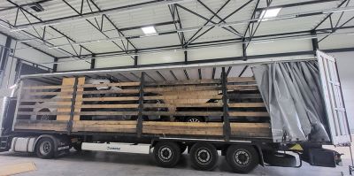 Задача со звездочкой: спрятать 3 внедорожника в одной фуре под туалетной бумагой. Да еще так, чтобы водитель не знал