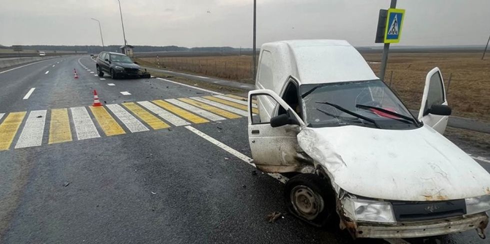 Водитель Lada Bogdan выехал на трассу М6 и столкнулся с BMW, который двигался в сторону Гродно. Есть пострадавший
