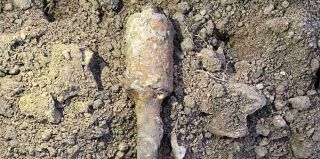 В Гродно рабочий экскаватором выкопал гранату. Она пролежала в земле больше века