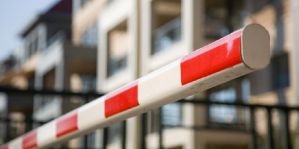 Шлагбаум возле многоквартирного дома. Почему прокуратура потребовала его демонтировать?