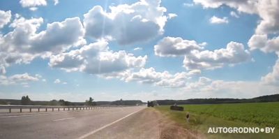 С трассы М6 вылетел в кювет автомобиль такси. Переворот попал на видео