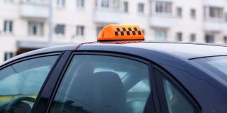 В Минске пассажир оставил таксисту 2000 долларов "на чай". С чего бы это?