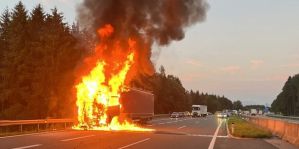 В Австрии под тягач белоруса попал мотоцикл. Байк загорелся – огонь перекинулся на тягач, полуприцеп и перевозившийся в нем груз
