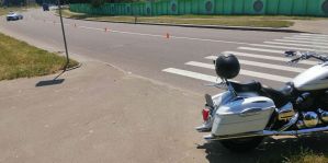 В Мостах мотоциклист не смог остановиться перед зеброй. Пострадал сам и пенсионерка на переходе