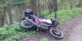 Парень и девушка разбились на мопеде в Лососно: он – насмерть, она – в больнице