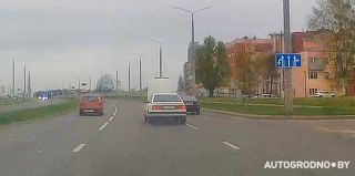 "Это было очень опасно": в Гродно на ходу у AUDI открылась крышка капота