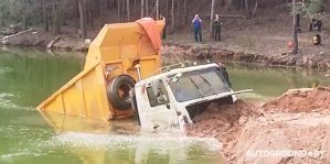 В Гродно МАЗ ушел под воду в карьере. Есть видео