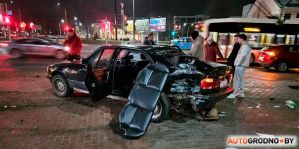 В Гродно BMW E32 вылетел на остановку