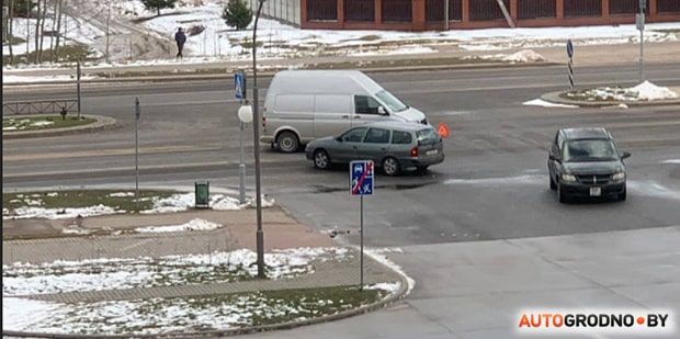 ДТП на перекрестке в Ольшанке. Бус "шел" не снижая скорости на свой зеленый. А тут – легковушка