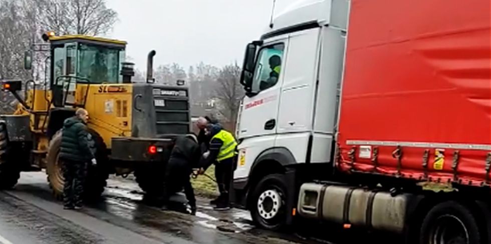 Дальнобойщик из Сербии застрял вблизи границы на обочине. Помогали всем миром