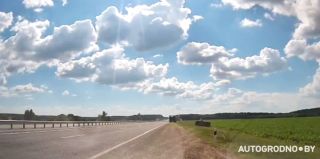 С трассы М6 вылетел в кювет автомобиль такси. Переворот попал на видео