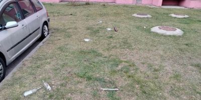 На Южной в Гродно в Peugeot прилетела бутылка. Один из местных жителей взял в привычку так избавляться от тары