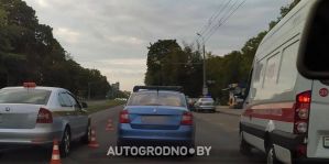 Вечером в Гродно молодой мужчина пошел на красный и его сбил автомобиль такси. Видео